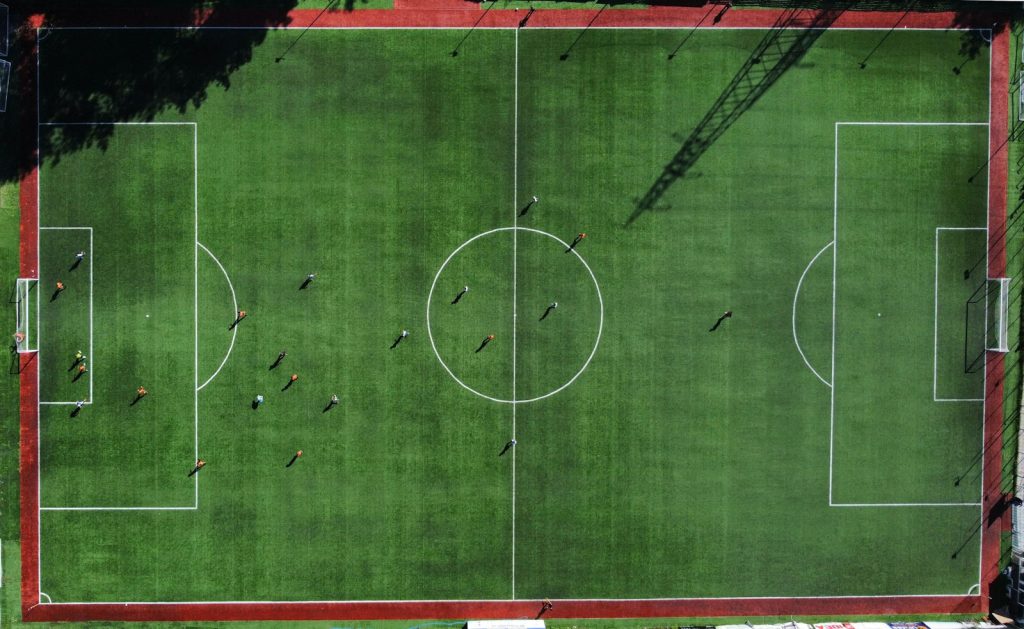 Vue aérienne d’un match : la base de l’analyse vidéo tactique