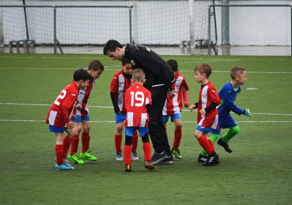 Éducateur sportif BPJEPS encadrant un groupe d’enfants en alternance