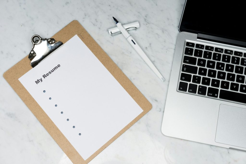 Lettre de motivation et CV d’alternance sur un bureau