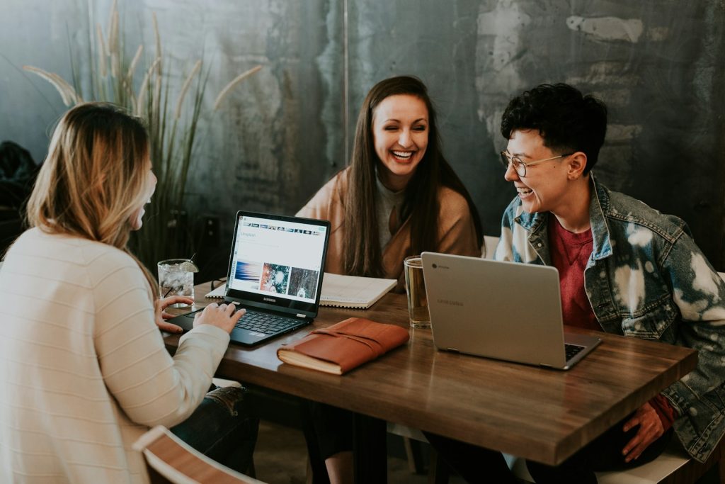 Lycéens préparant leurs vœux Parcoursup en apprentissage