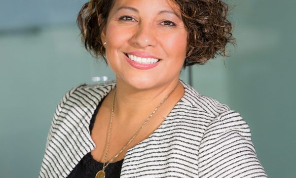 Femme souriante dans un environnement de bureau