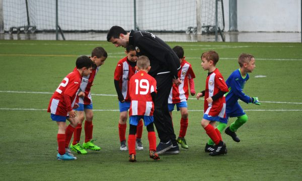 Éducateur sportif encadrant un groupe d’enfants