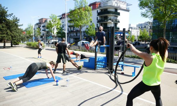 Séance multi-activités en plein air : circuit training, cordes ondulatoires et gainage