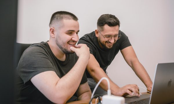 Deux collaborateurs travaillant sur un ordinateur portable
