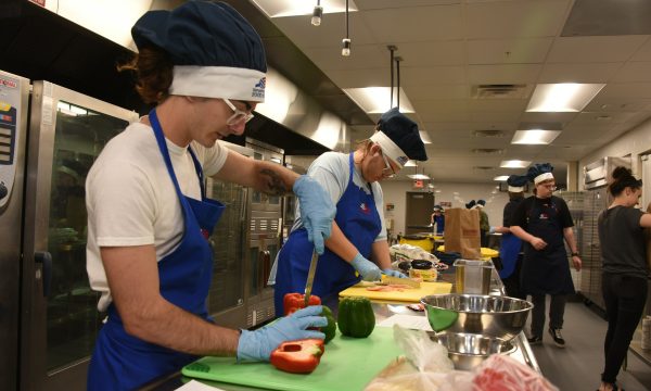 Apprentis en cuisine préparant des légumes en brigade