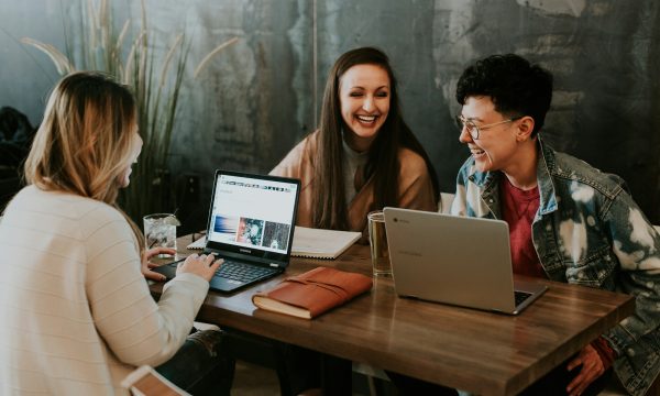 Étudiants travaillant ensemble sur ordinateur portable
