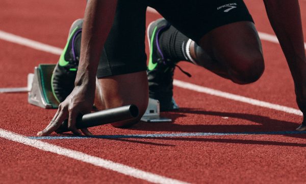 Athlète en position de départ sur une piste d’athlétisme