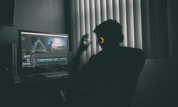 Monteur vidéo travaillant sur un logiciel de montage